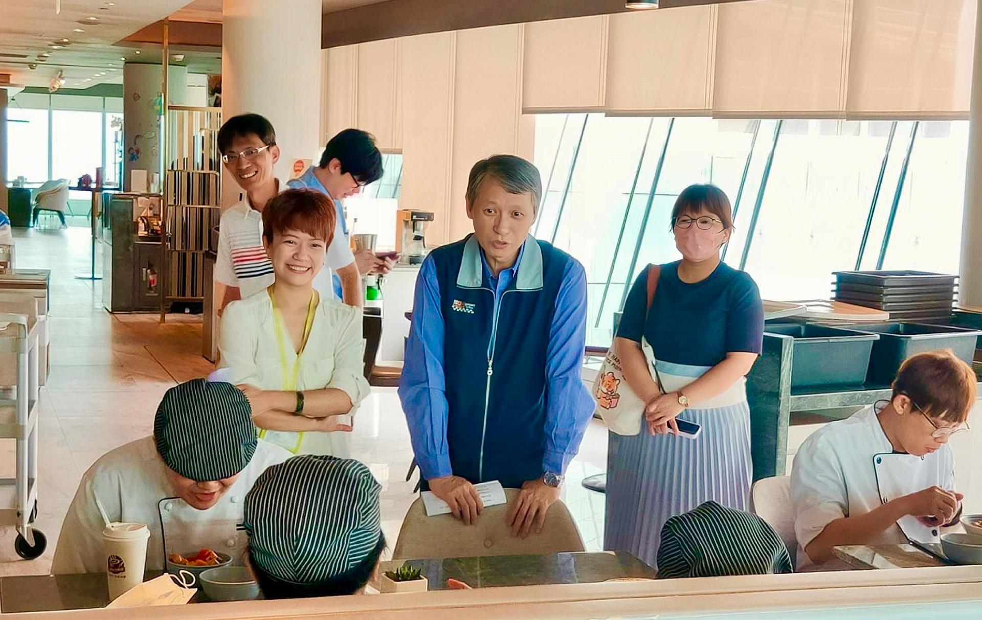 圖說4勞工局長陳瑞嘉關心正在享用員工餐的出勤員工。