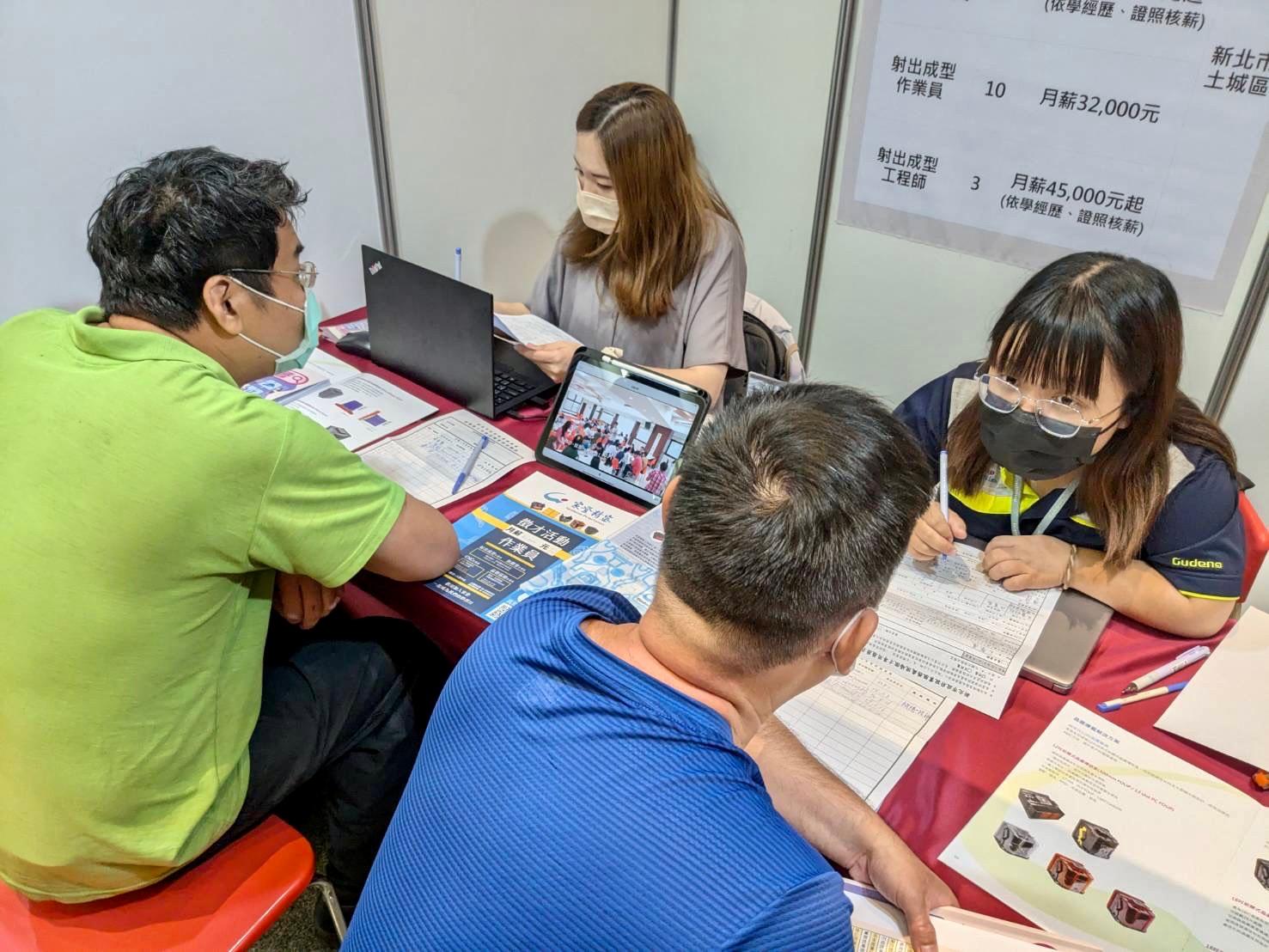 民眾詢問職缺細節