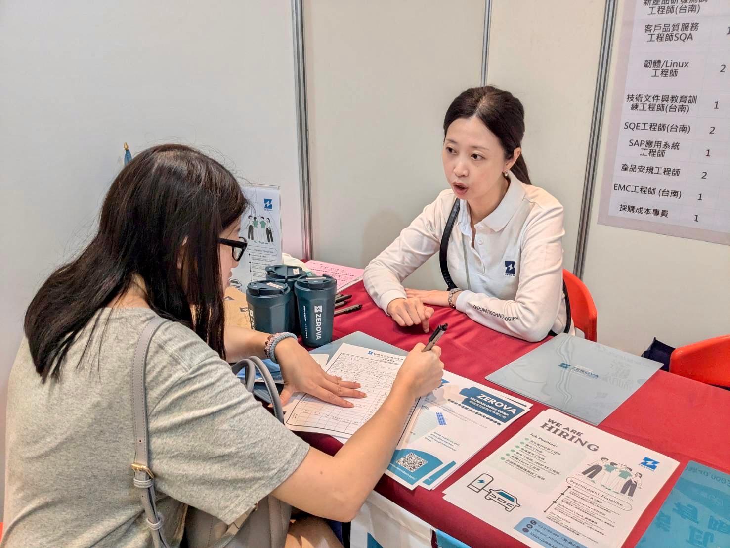 現場廠商與民眾面試