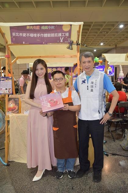 陳阿嘉局長VS代言人蔡尚樺與支持者合照S