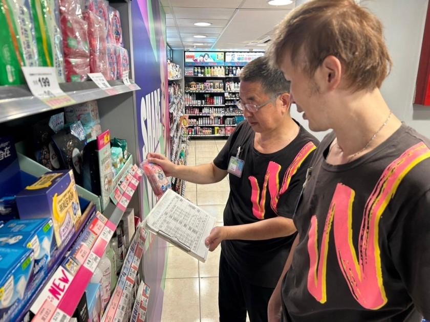 圖1-陳大哥與不同世代職員一起工作，塑造青銀共好職場環境。1