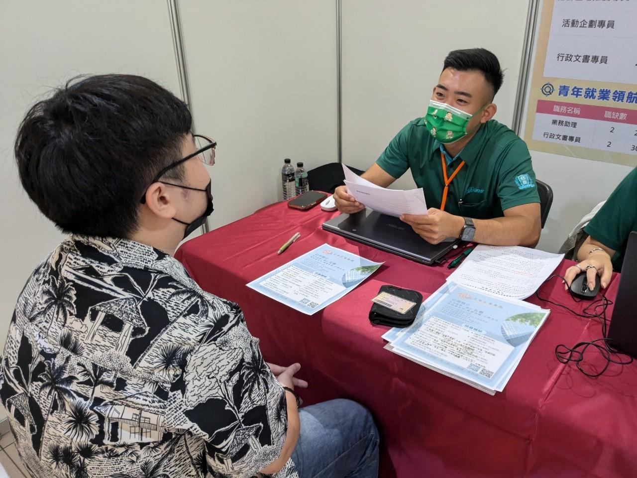 廠商與民眾面試