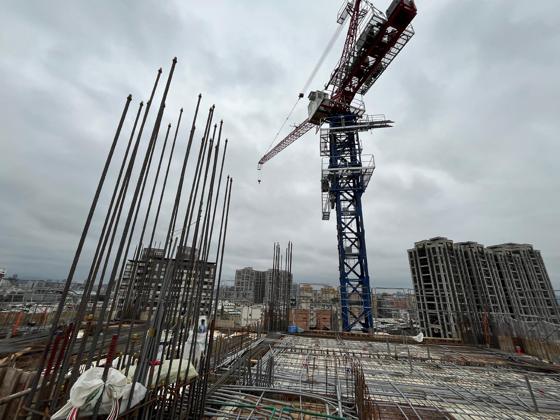 圖3_對於營造工地塔式起重機，防颱期間應釋放旋轉煞車馬達，以避免狂風吹斷吊臂。