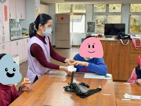 新聞稿-實際訪視越南籍模範移工杜氏亮女士_左_工作情形ok