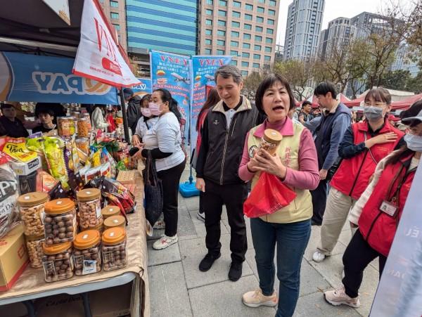 石一佑議員熱情捧場-自掏腰包買越南腰果