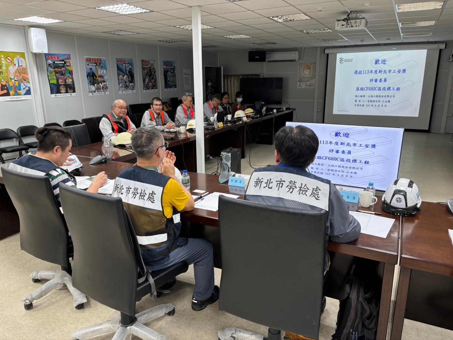 評鑑委員依據參選事業單位進行書面評核