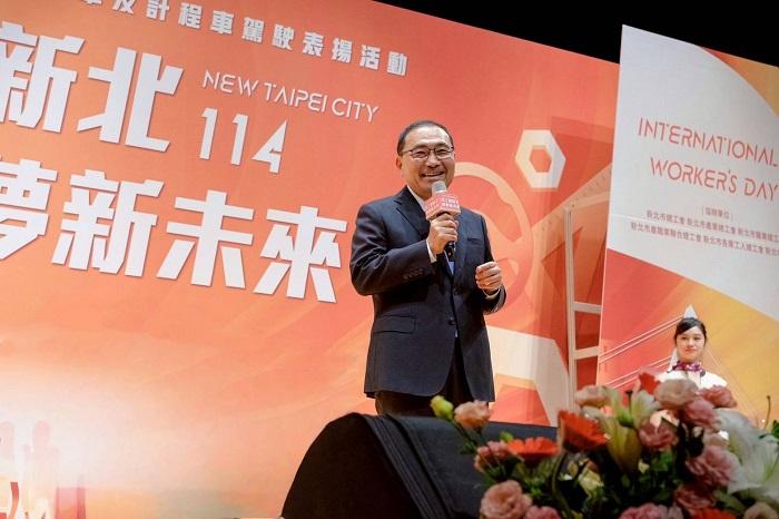 為感謝勞工朋友的付出，新北勞工局與交通局攜手舉辦模範勞工表揚大會，由市長侯友宜親自頒獎表揚。