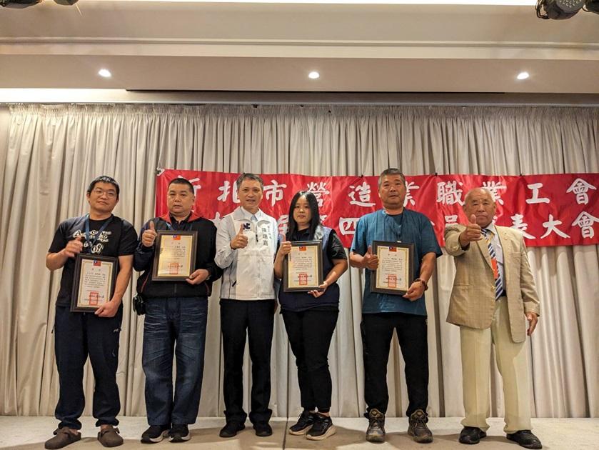 局長陳瑞嘉、理事長胡和澤與獲獎模範勞工合影