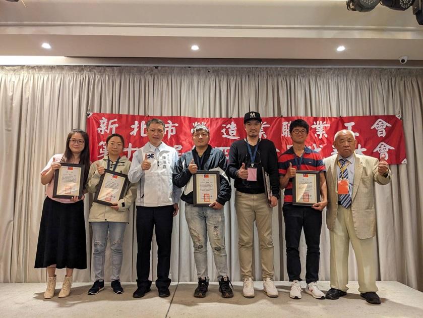 局長陳瑞嘉、理事長胡和澤與獲獎模範勞工合影