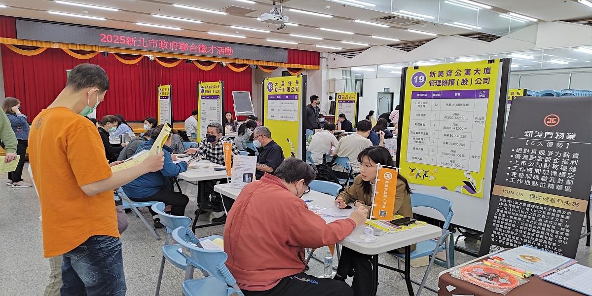民眾與廠商面試