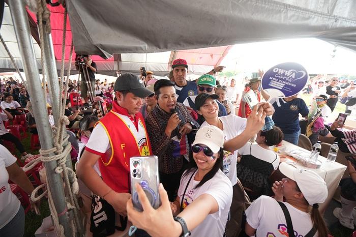 Marcelito Pomoy還走下舞台和粉絲合照互動，超級親民