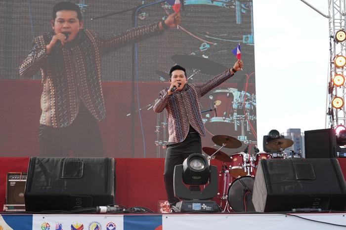 壓軸的男聲女聲齊聚一身的Marcelito Pomoy，獻唱多首名曲