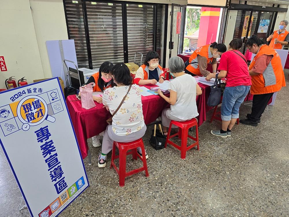 工作人員提供專案宣導