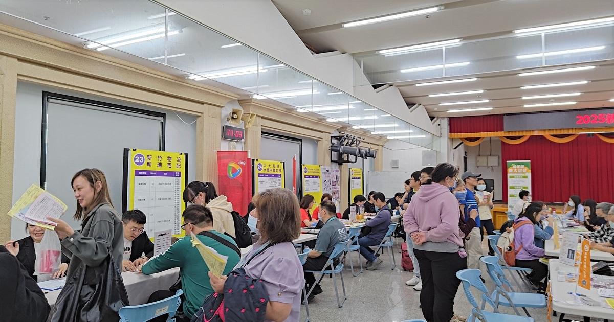 民眾現場尋找心儀職缺