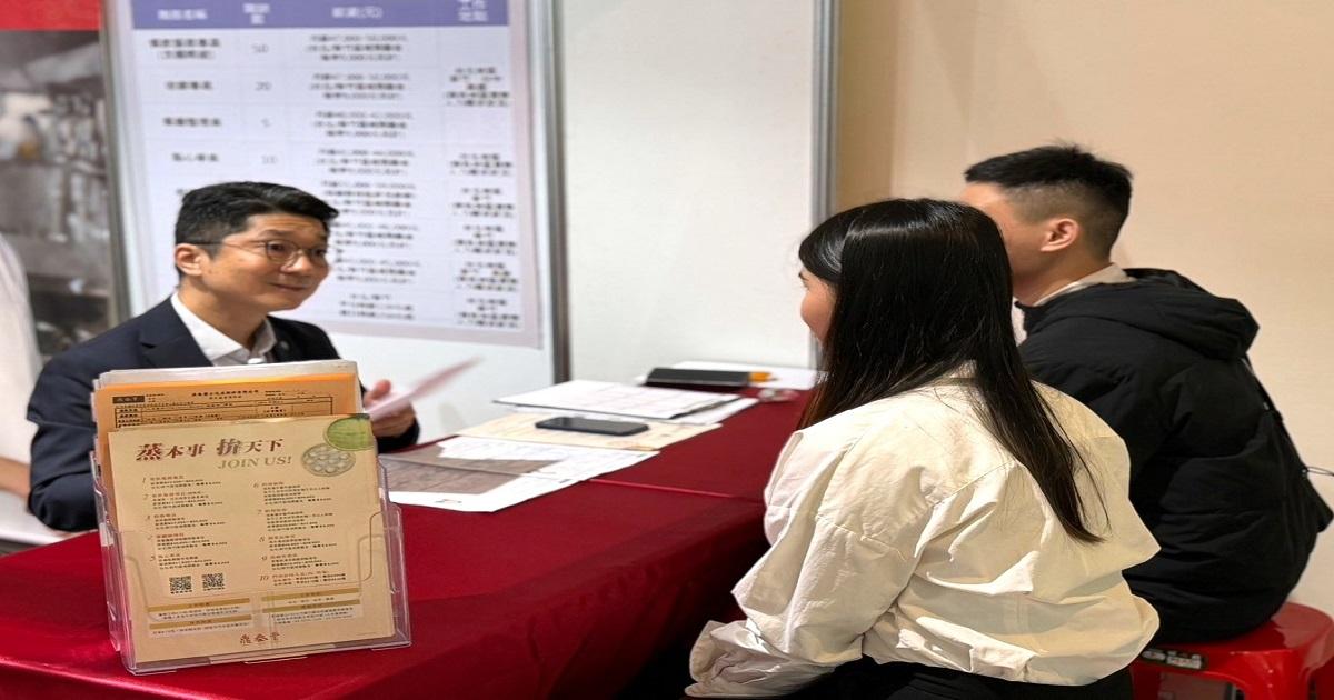 廠商與民眾現場面試