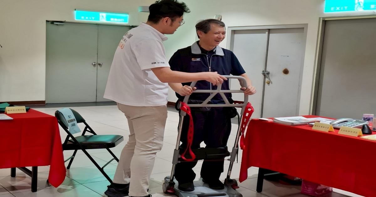 瑞嘉局長體驗輔具操作 