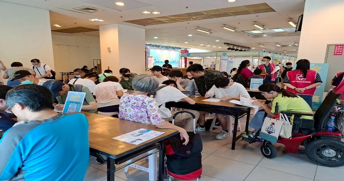 資料填寫區座無虛席