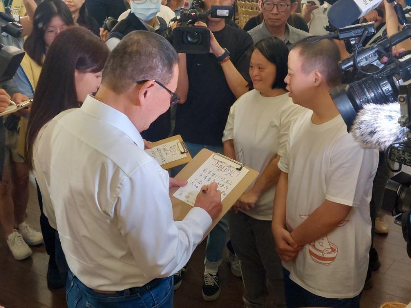 侯市長與代言人吳怡霈為庇護員工送上祝福1
