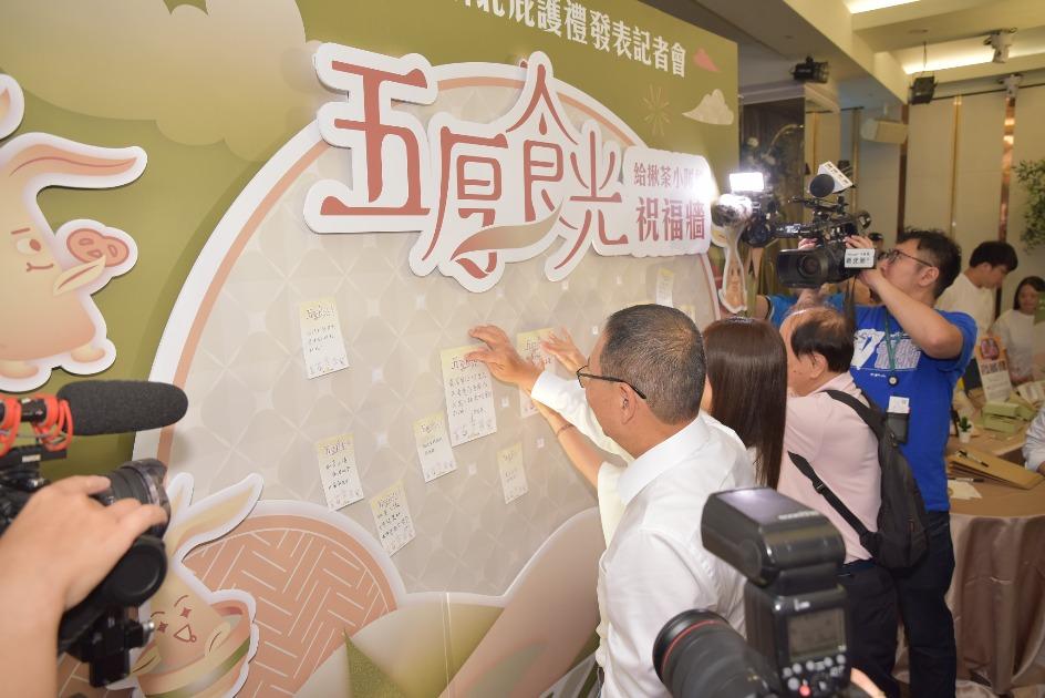 侯市長與代言人吳怡霈為庇護員工送上祝福2