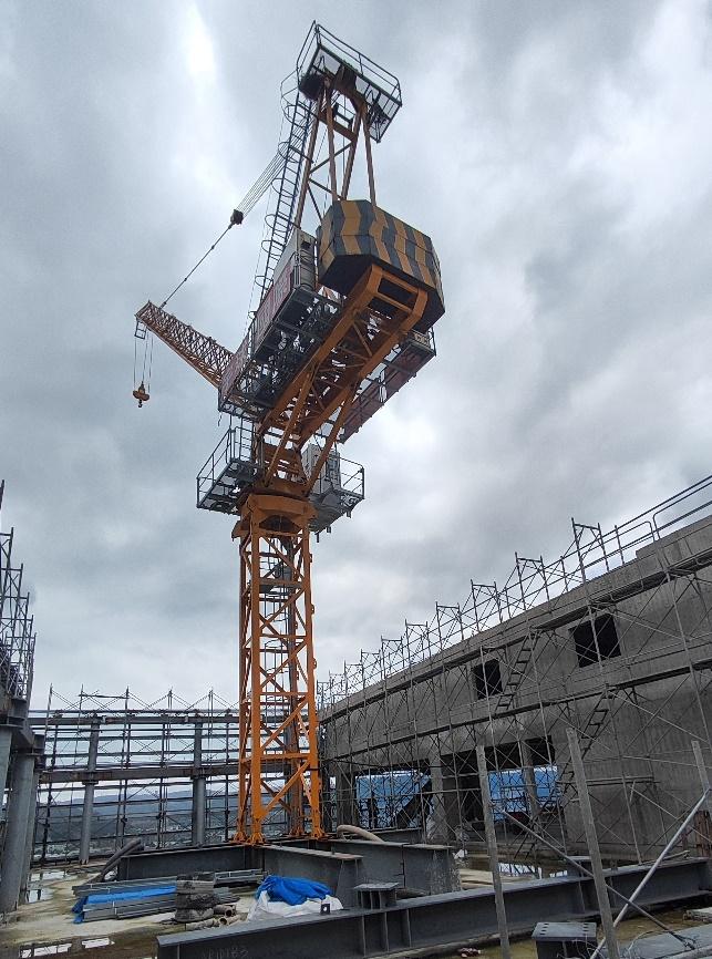 對於營造工地塔式起重機，防颱期間應釋放旋轉煞車馬達，以避免狂風吹斷吊臂。