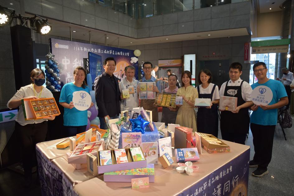 朱副市長.代言人吳怡霈及阿嘉局長聯手推薦秋節好禮