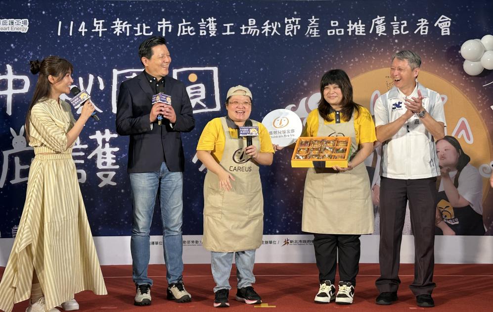 喜憨兒庇護員工向朱副市長.代言人吳怡霈及阿嘉局長推薦中秋禮盒