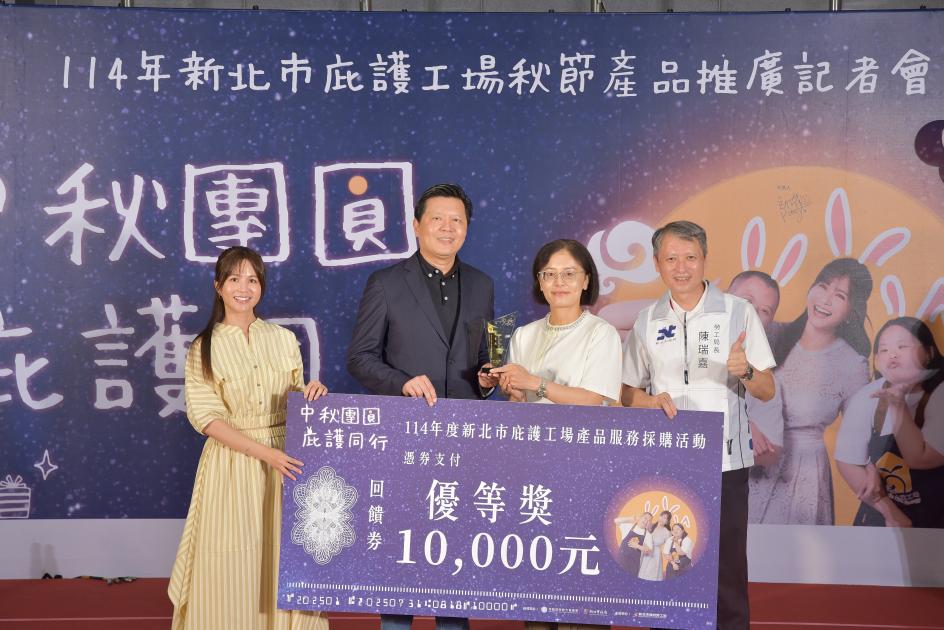 朱副市長.代言人吳怡霈及阿嘉局長與採購金額最多企業_中油_合影