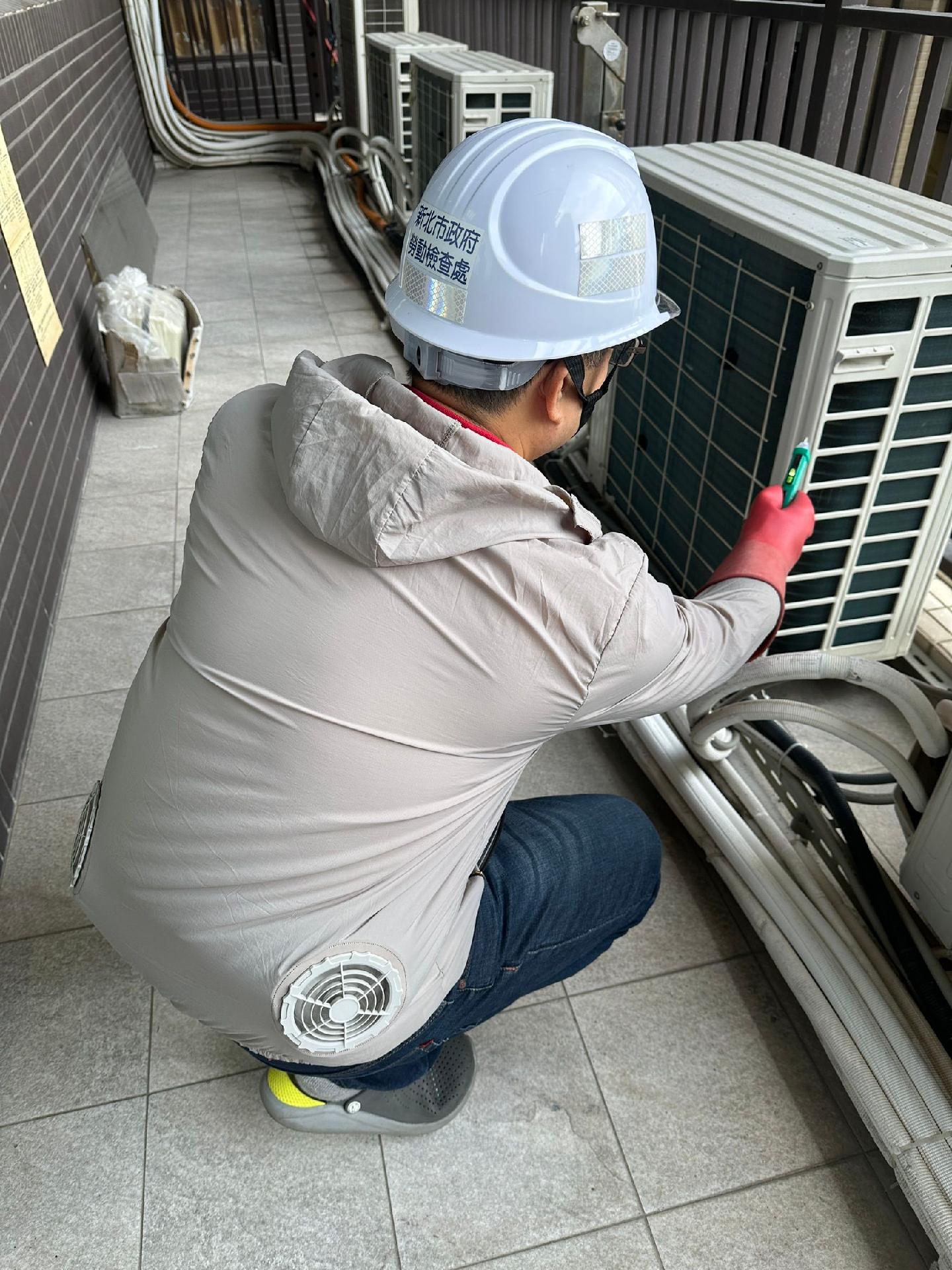移動作業可穿戴風扇衣等降溫措施。