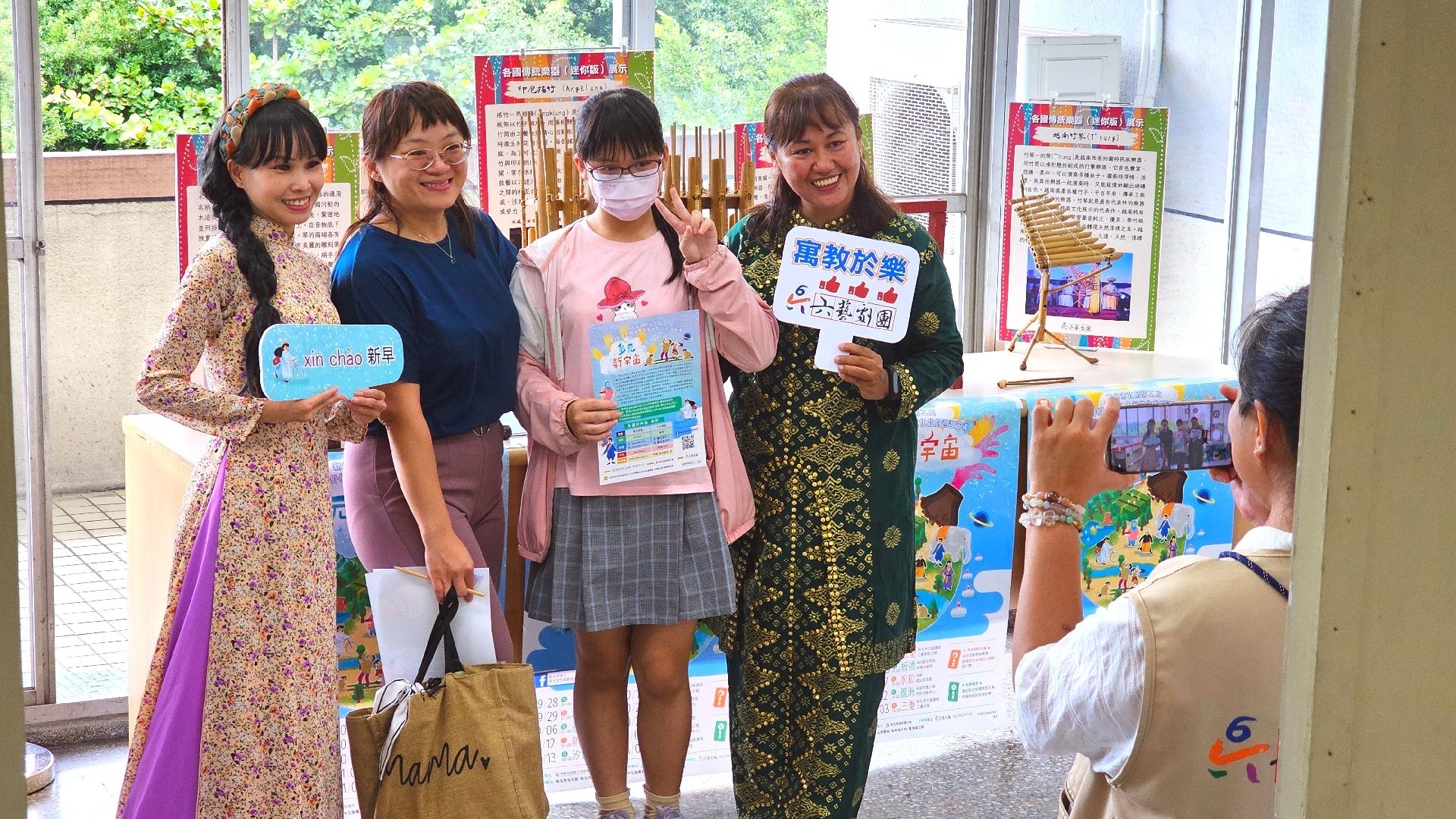民眾開心與移工、新住民合照