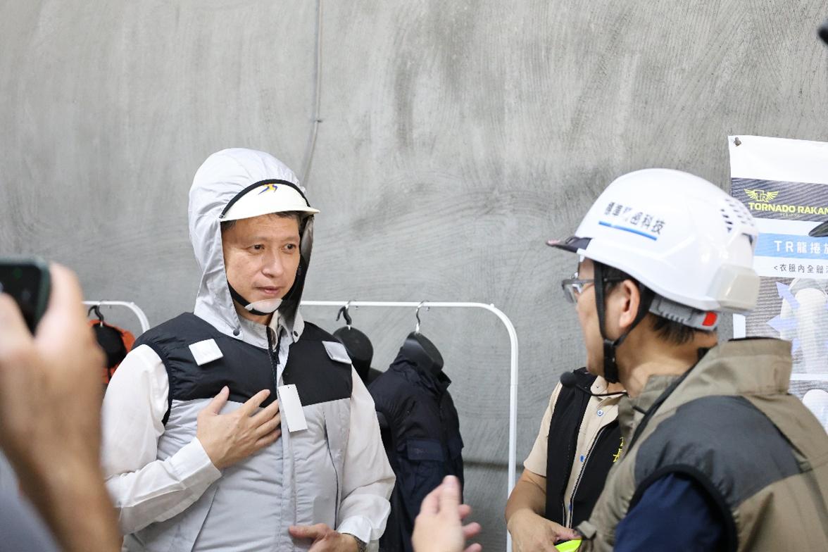 新北市勞工局長陳瑞嘉參觀降溫、墜落防護與護目、工地監控等先進設施。
