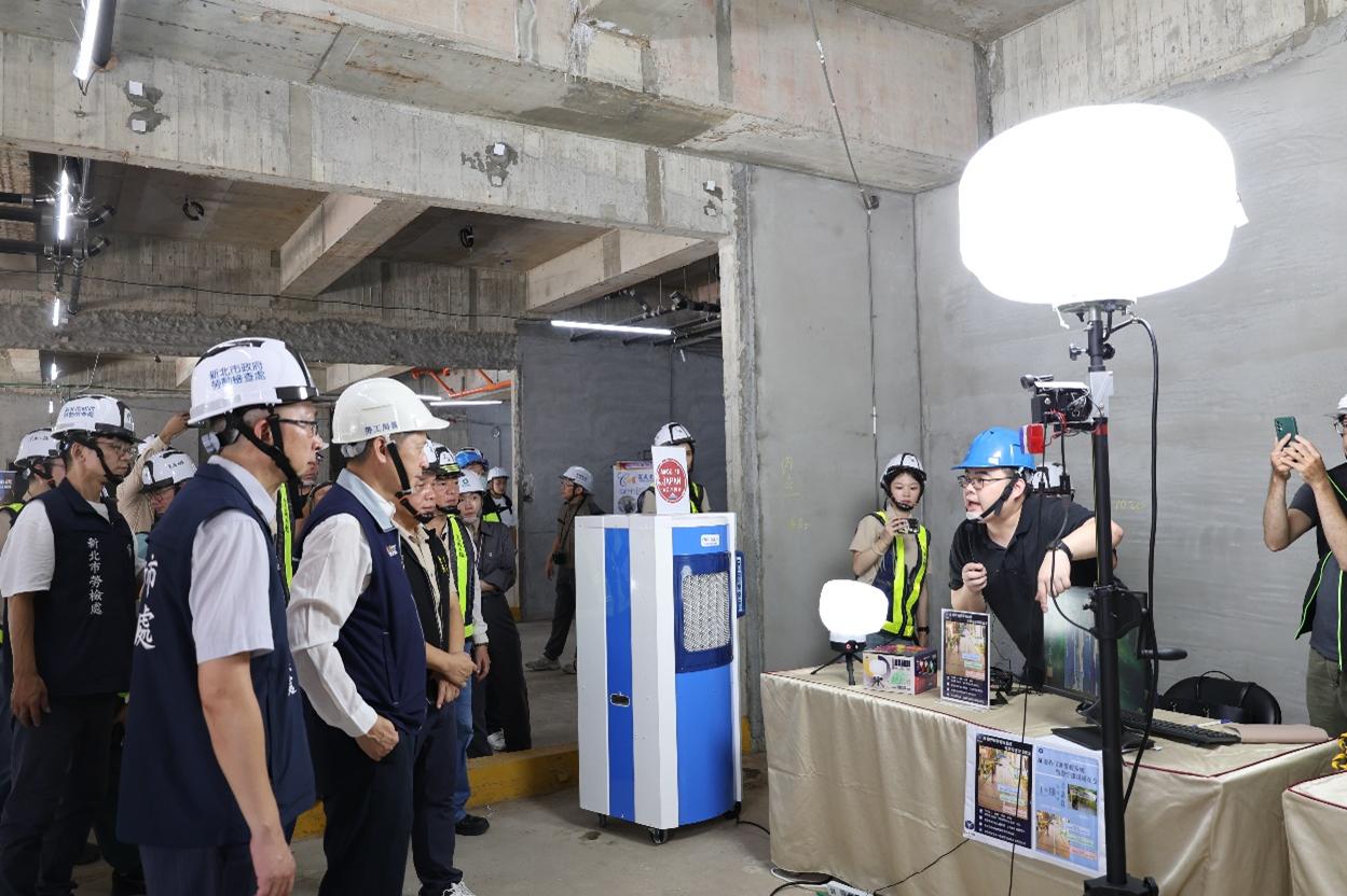 新北市勞工局長陳瑞嘉參觀夜間照明、墜落防護與護目、工地監控等先進設施。