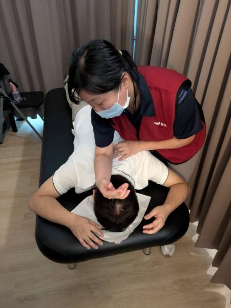 新北勞工局長陳瑞嘉、國臺圖館長曹翠英與雙連基金會常務董事何玟瑩親自體驗視障按摩。