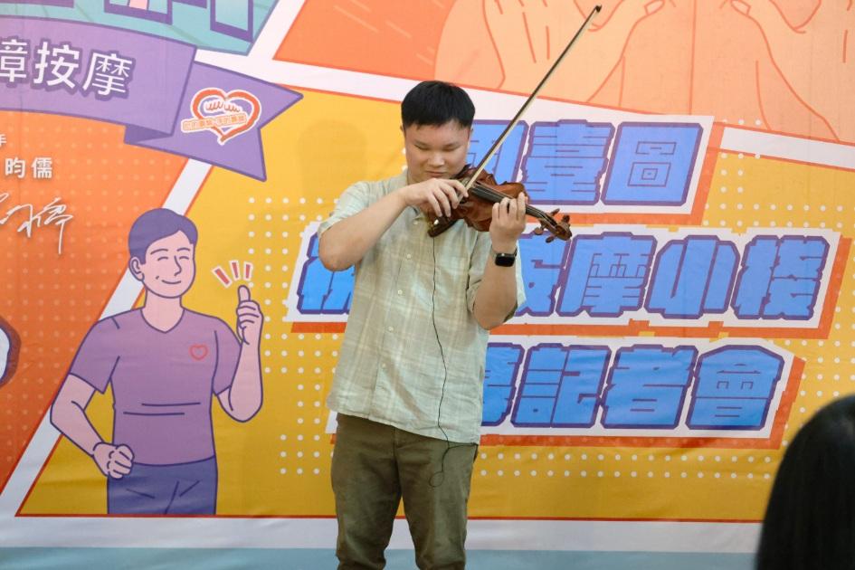 開幕活動由視障表演者夏官鼎演奏小提琴揭開序幕。