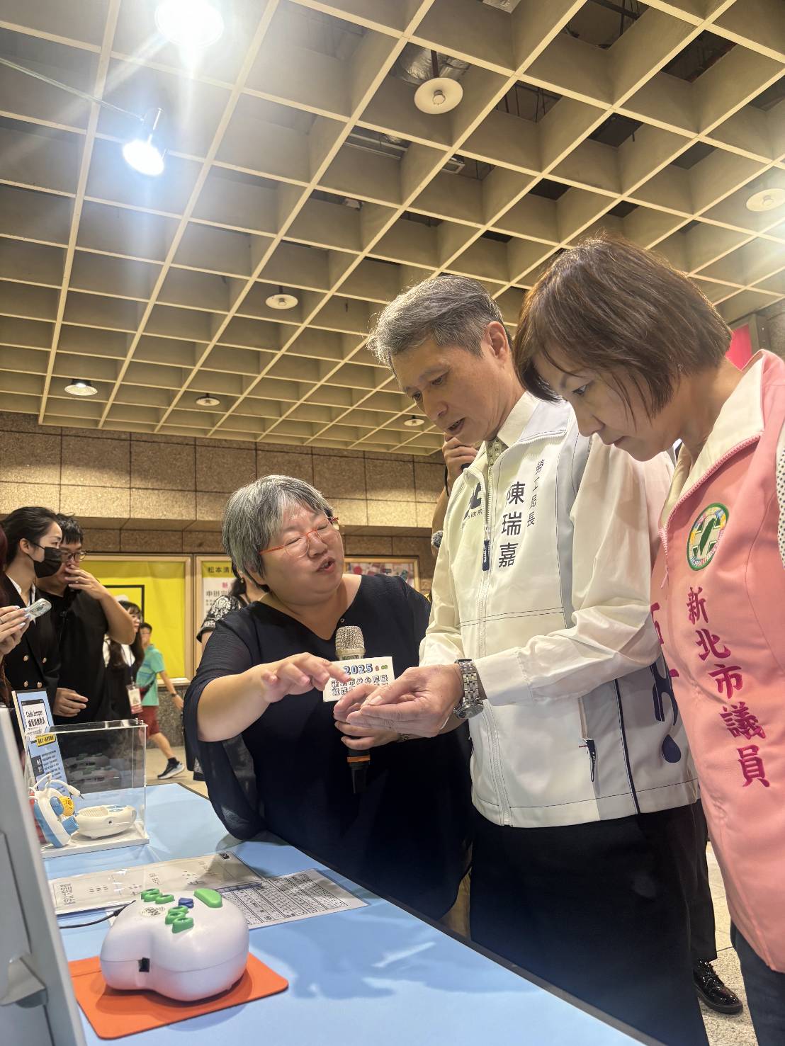 圖1：陳瑞嘉局長與石ㄧ佑議員一同體驗六點點字標籤機
