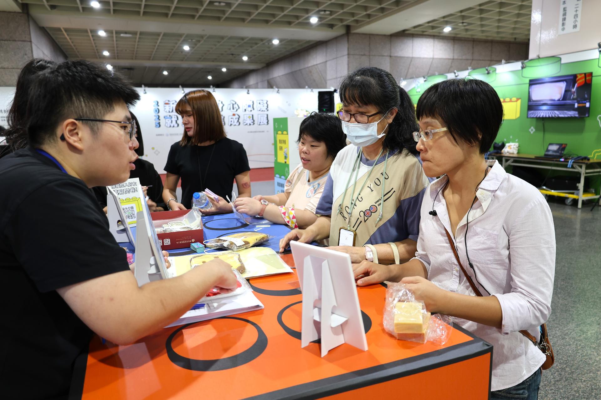 圖3：新北市身障就業成果展在板車B1 即日起至1018歡迎體驗闖關拿好禮