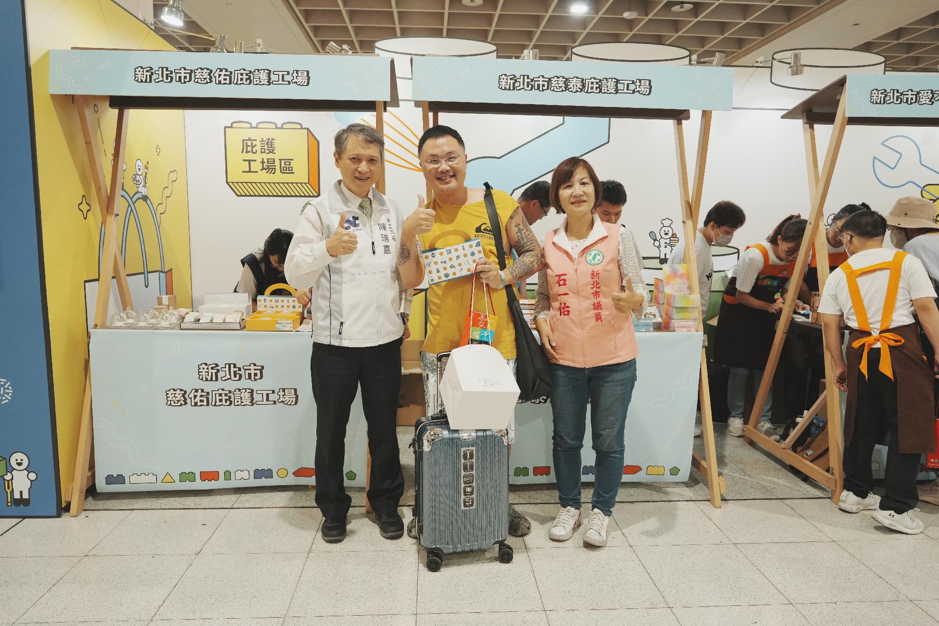 圖4：陳瑞嘉局長、石一佑議員與購買庇護商品的熱心民眾合影