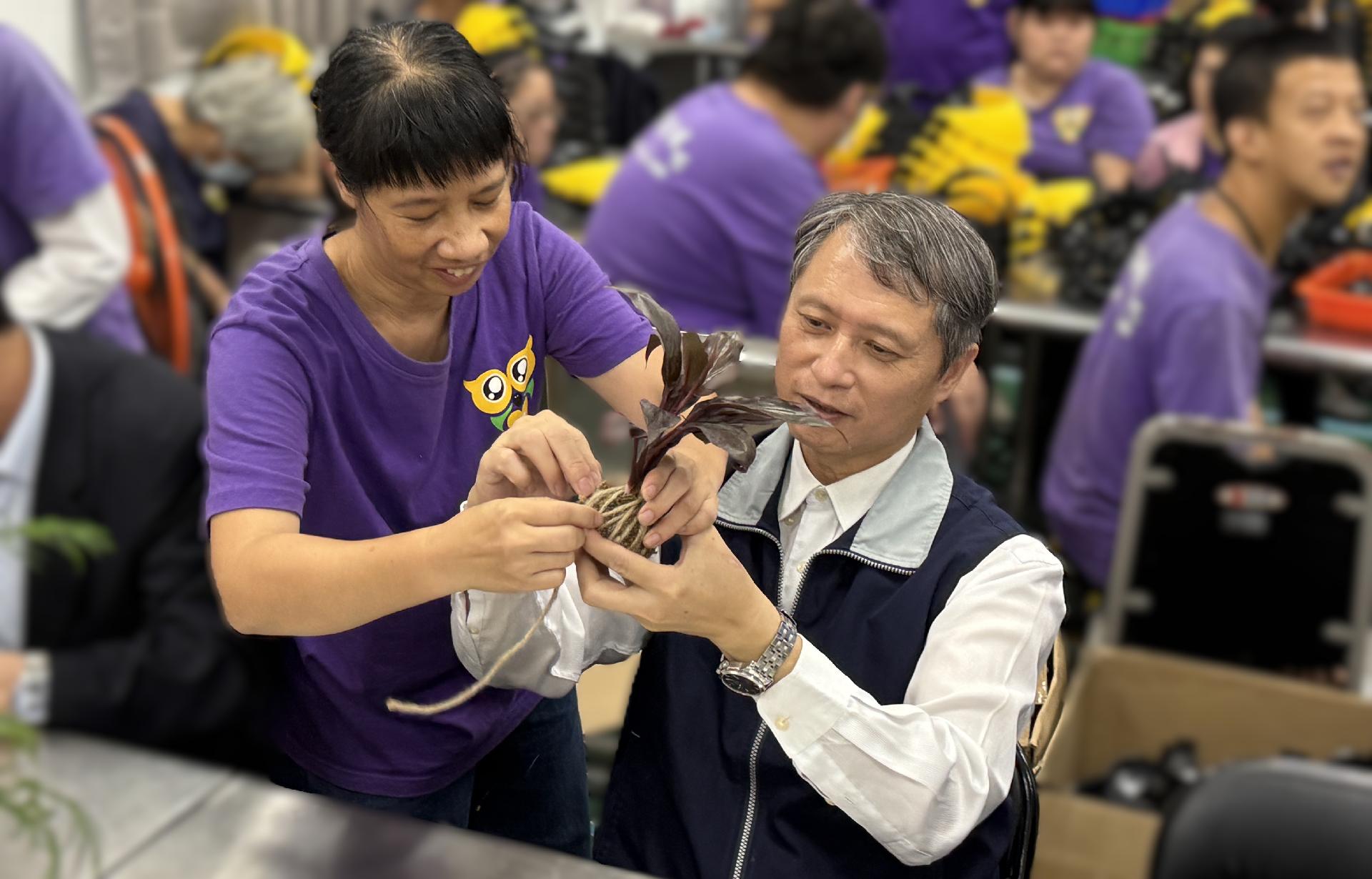 庇護員工教導陳局長體驗綠植水苔球製作過程