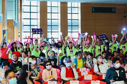 1141024-1啦啦隊們賣力替選手加油打氣1