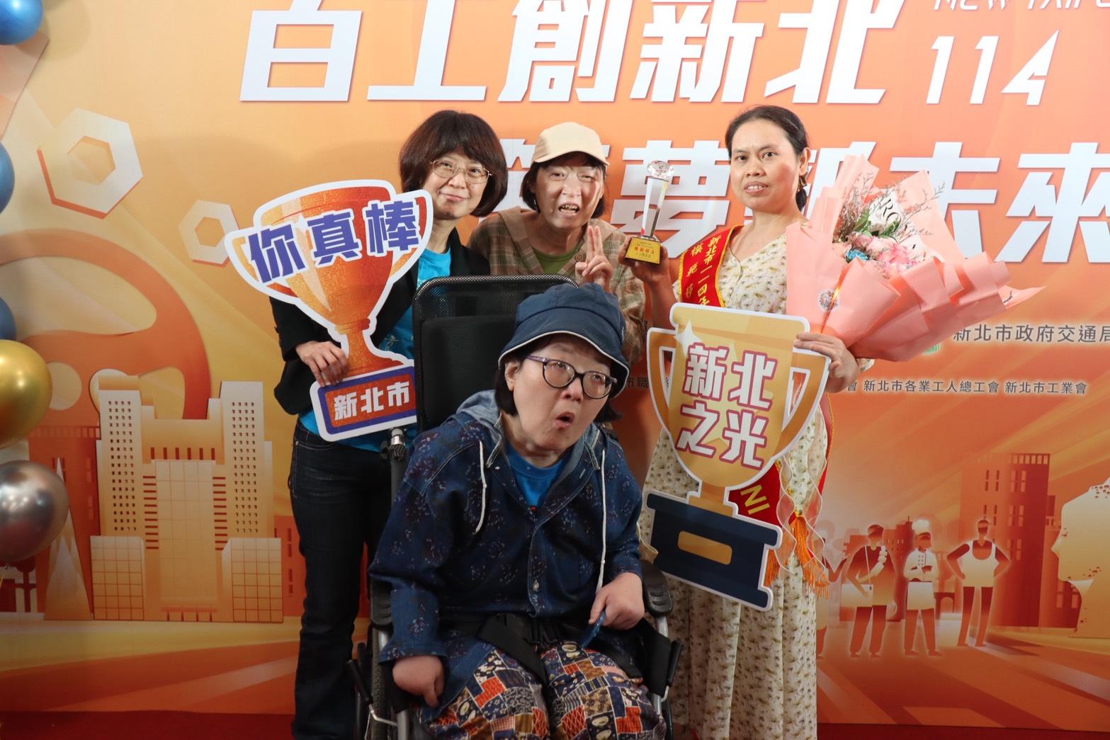 印尼籍模範移工獲獎者雅妮_右一）與雇主與被看護者合照。