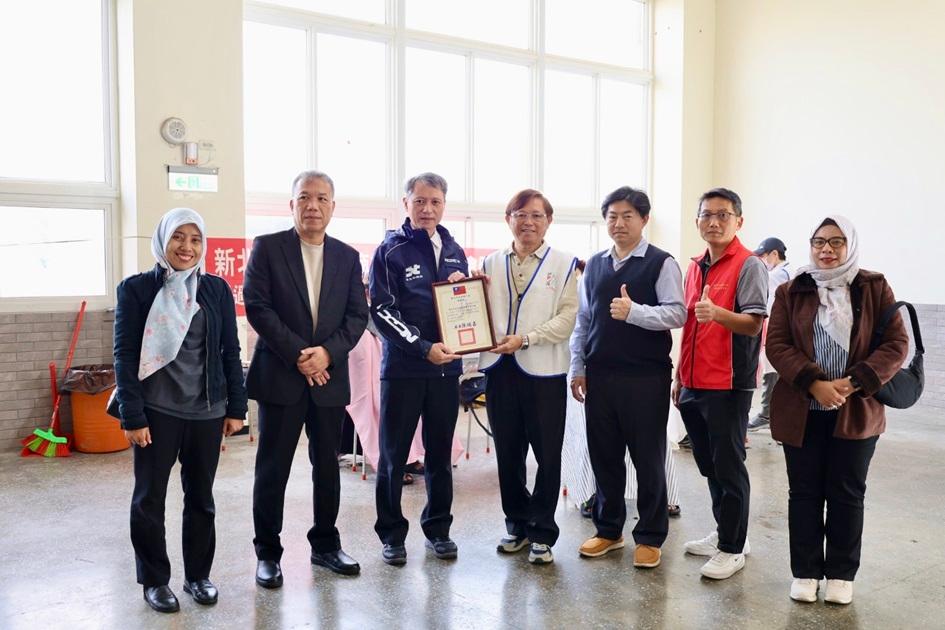 新北勞工局長陳瑞嘉致贈獎狀，感謝新北市女子美容商業同業公會提供移工義剪。