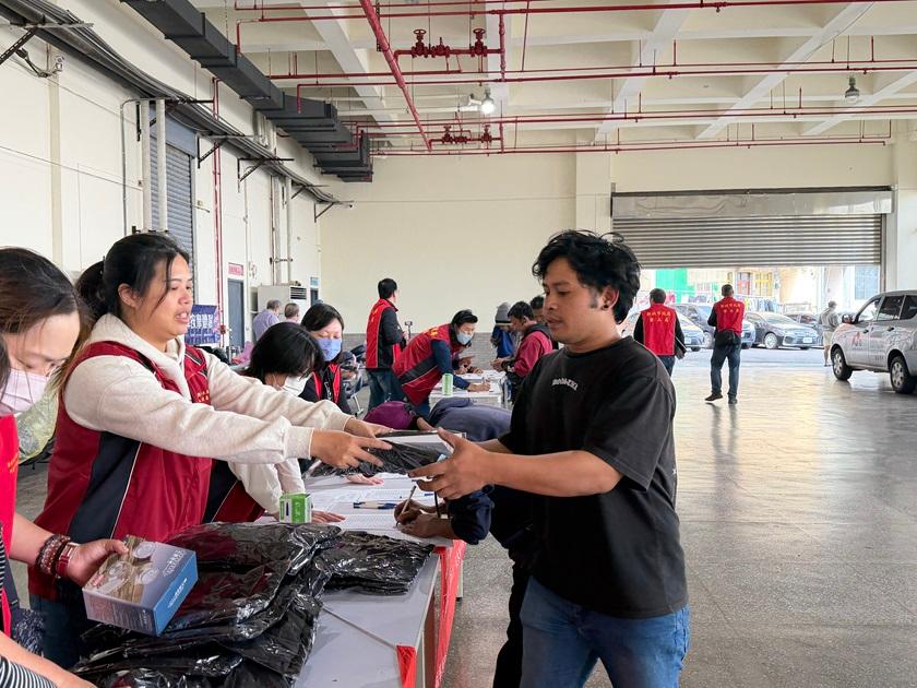 新北市勞工局前往萬里漁會關懷外籍漁工，發放保暖發熱衣及保暖帽等禦寒物資2。
