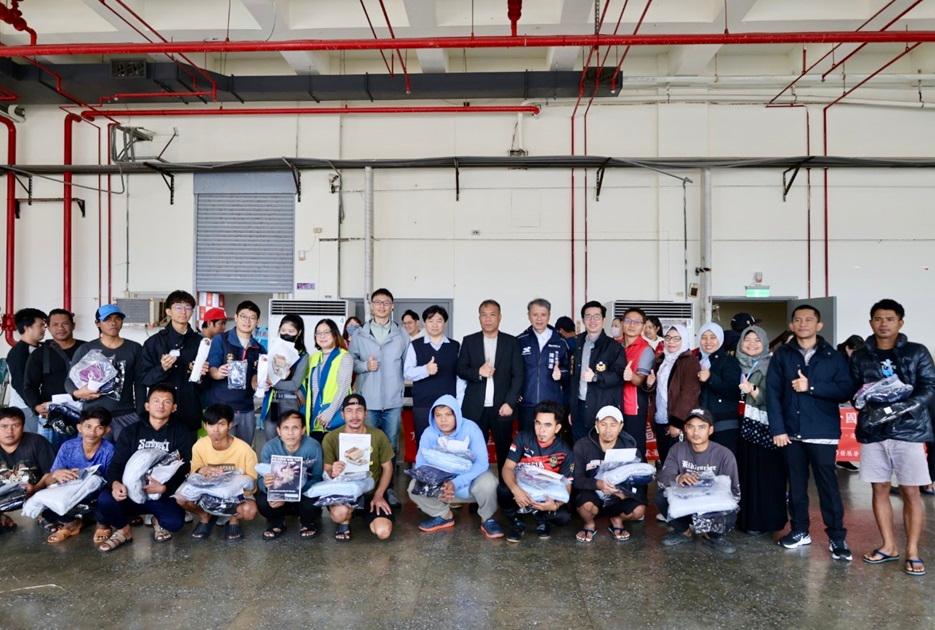 新北勞工局聯合漁業署、移民署、漁業處、警察局、印尼經濟貿易代表處與萬里漁會，秋冬送暖外籍漁工。