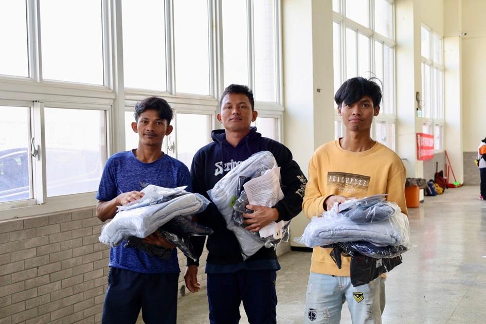 新北市勞工局前往萬里漁會關懷外籍漁工，發放保暖發熱衣及保暖帽等禦寒物資1。