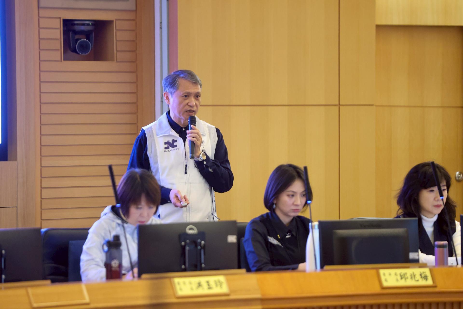 新北市勞工局長陳瑞嘉今（10）日在市政會議以「安全職場、幸福城市」為主題進行專題報告