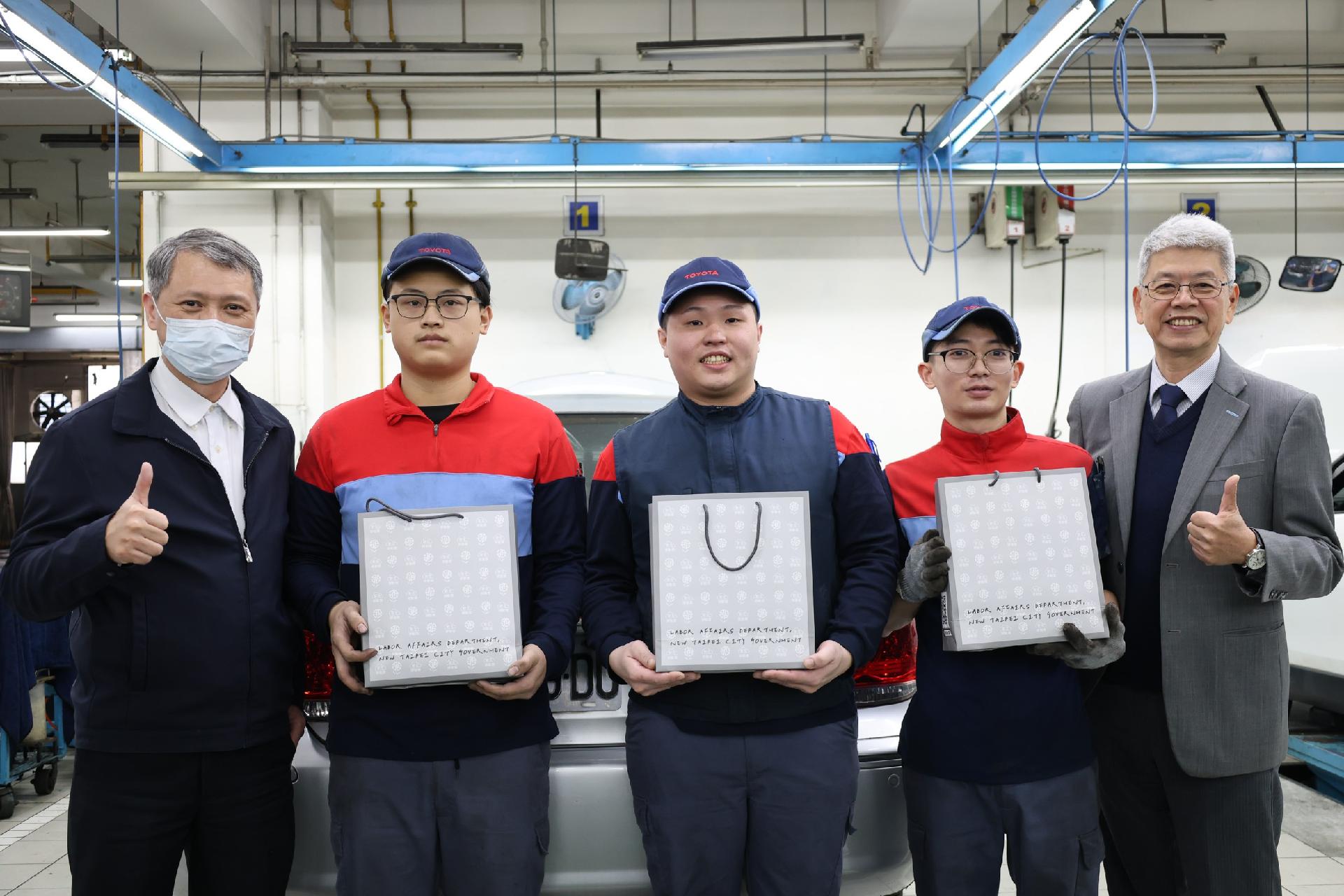 陳瑞嘉局長今（27）率隊前往國都汽修廠關懷訪視，並贈送慰問品給現場勞工。