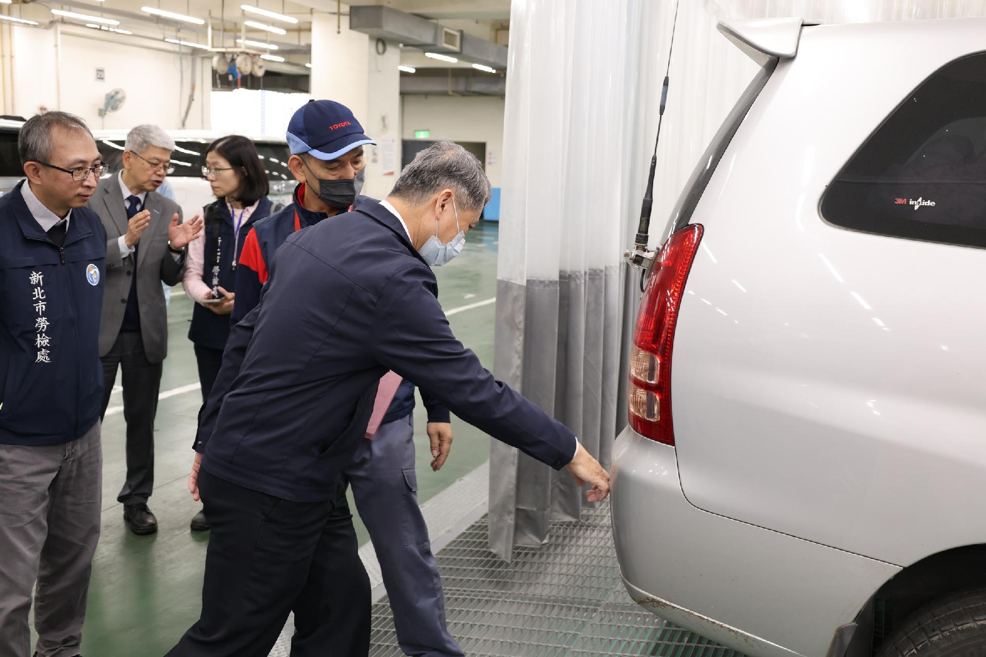 陳瑞嘉局長在國都汽車副總經理陳浩立的陪同下，關心勞工車輛修補作業。