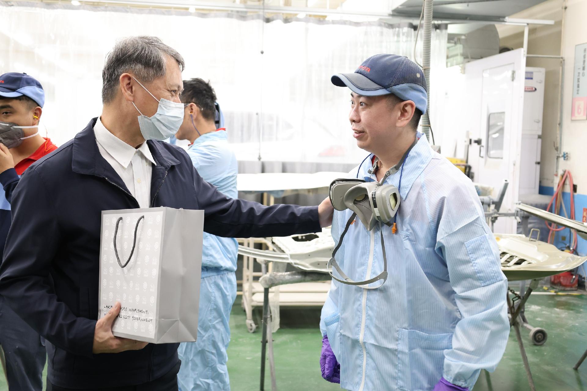 陳瑞嘉局長關心並贈送慰問品給烤漆作業的勞工。