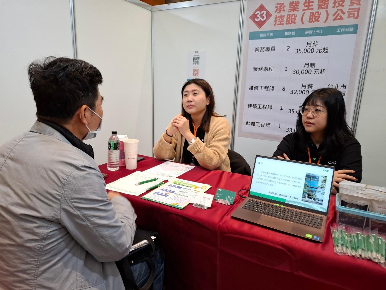 廠商向民眾說明職缺內容