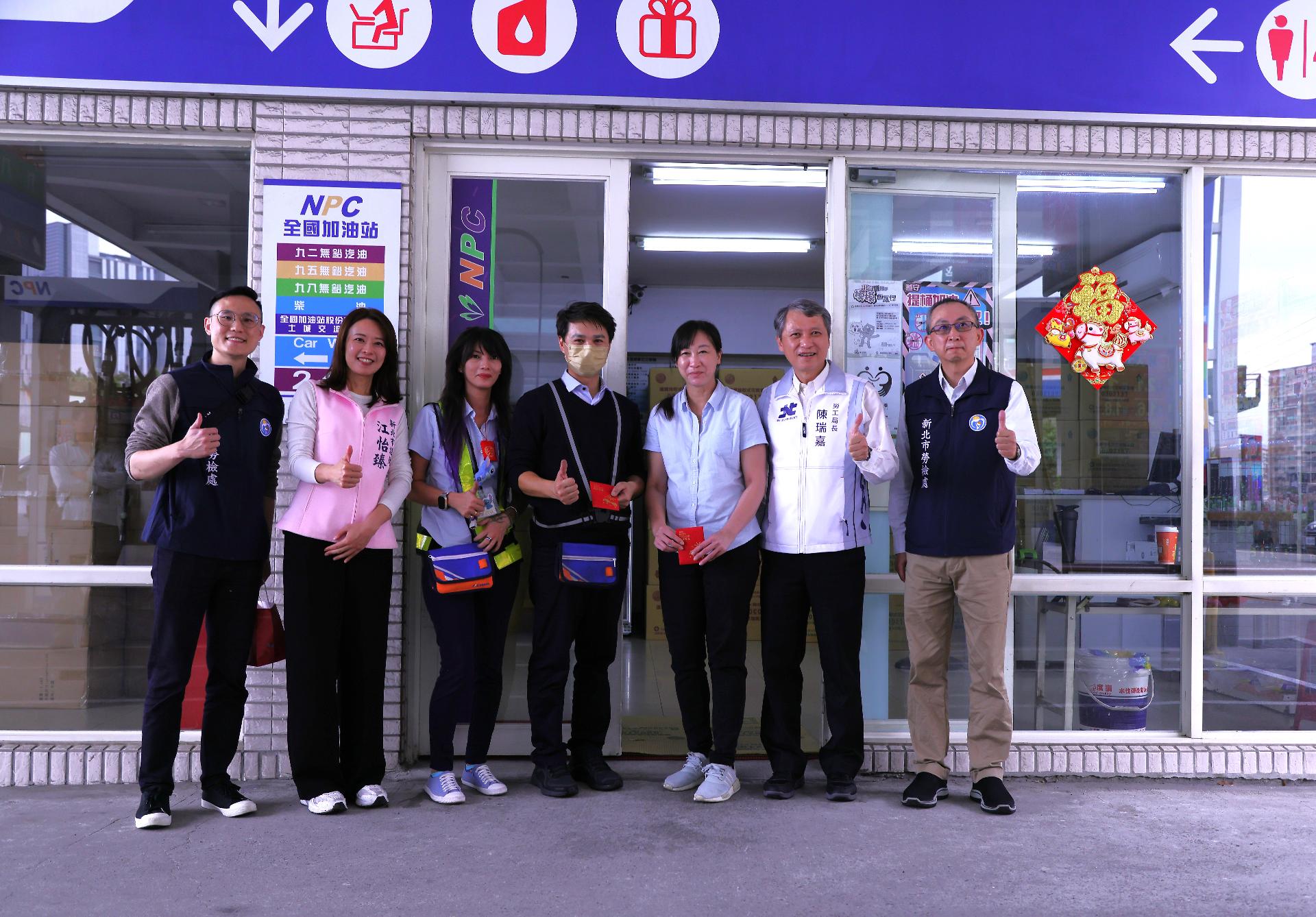 新北市勞工局長陳瑞嘉今(2)率領勞檢處同仁，代表侯市長發送「馬祥厚運」福袋給上班員工。2