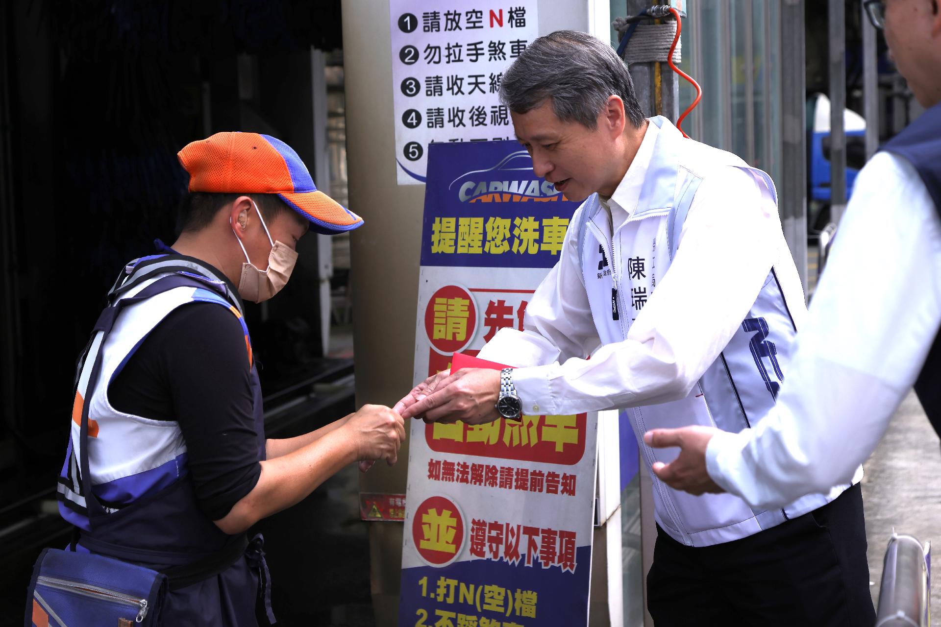 新北市勞工局長陳瑞嘉今(2)率領勞檢處同仁，代表侯市長發送「馬祥厚運」福袋給上班員工。1